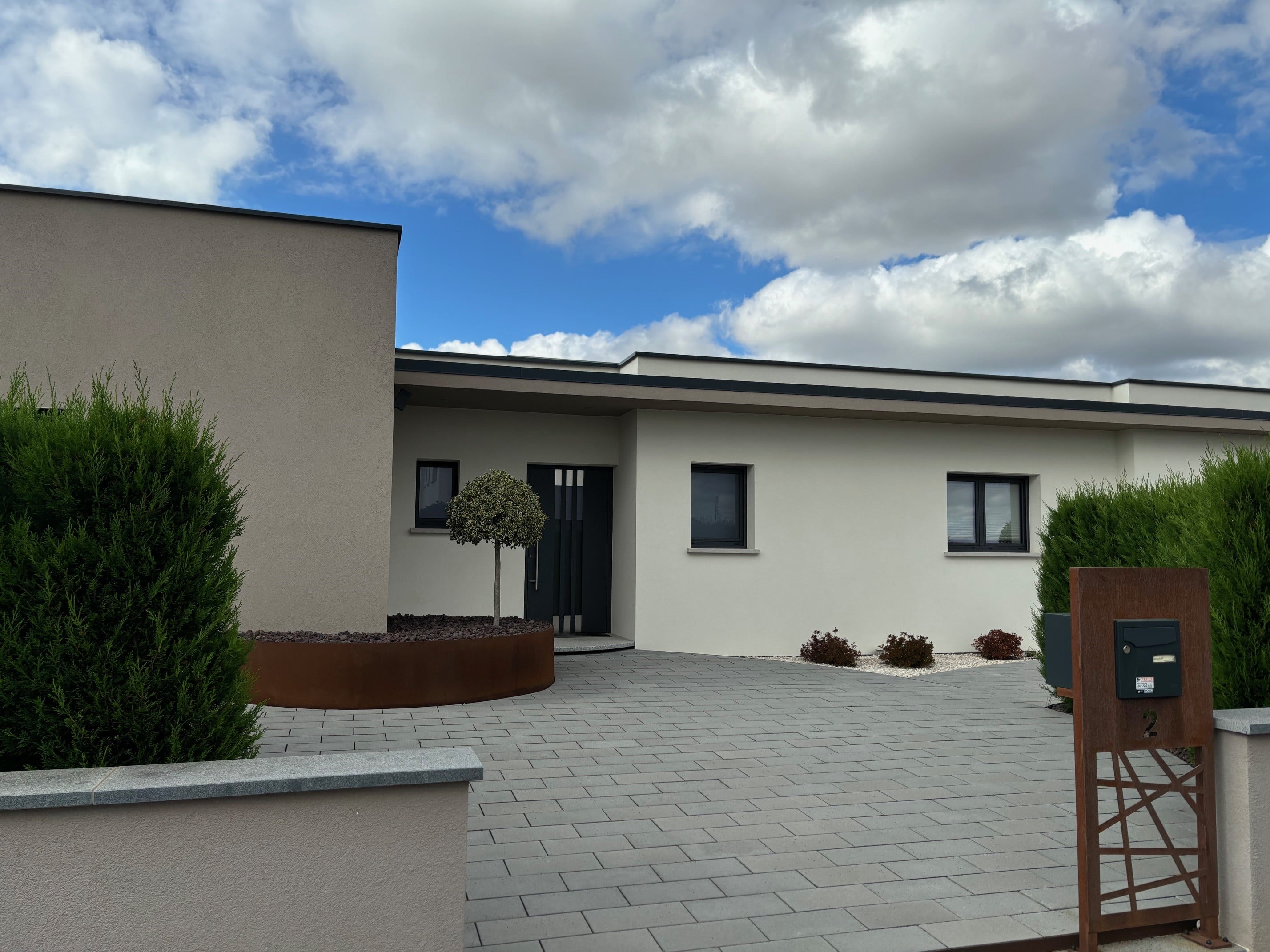 Entree-maison-en-toit-plat-avec-amenagment-en-corten-avec-Ludovic-Chaintrier.jpg