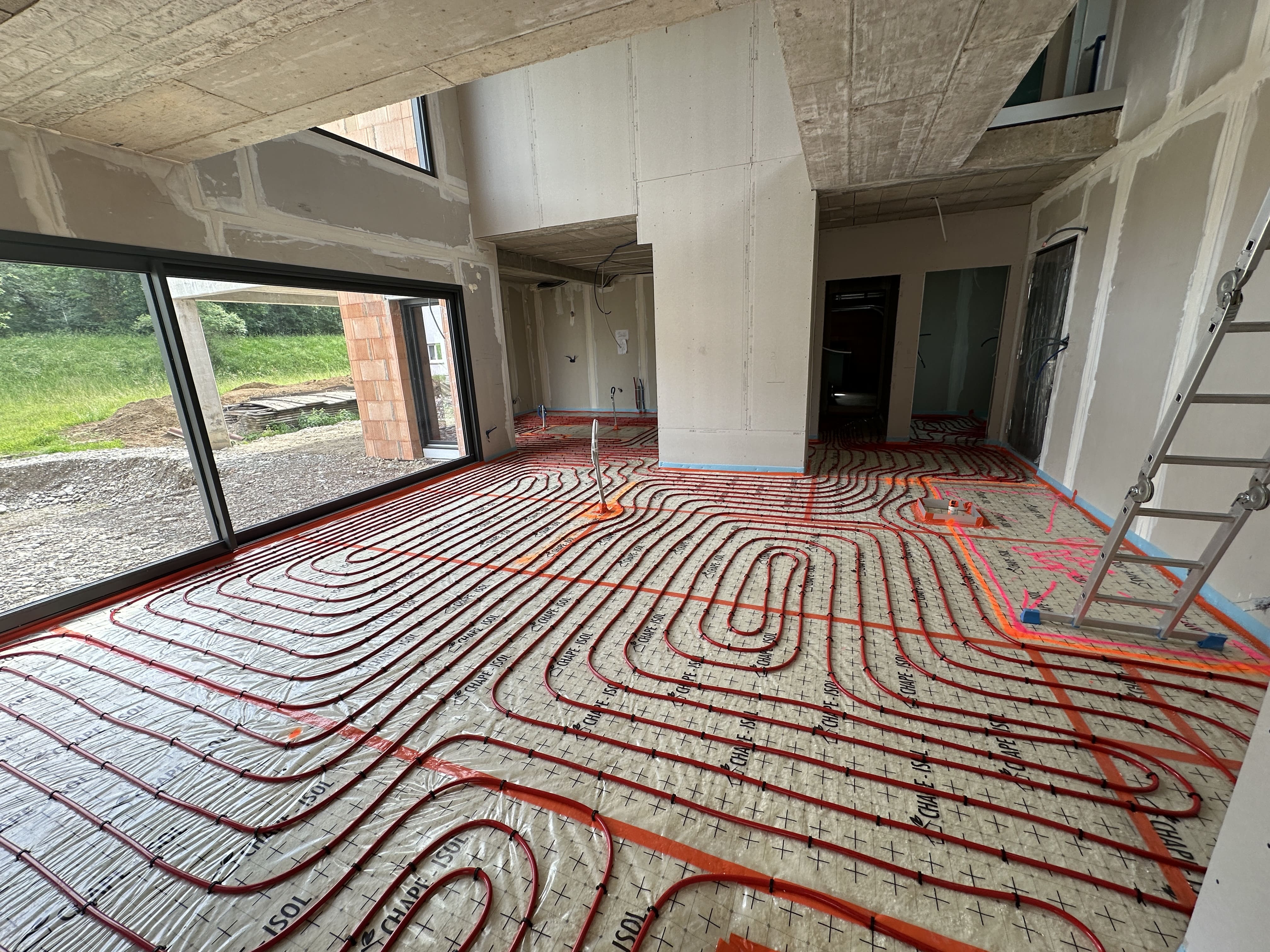 construction_maison_travaux_chauffage_chauffageausol_tuyauxchauffage_pac_pompeachaleur_hautrhin_ludovicchaintrier_cmoc2.jpg
